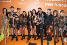 MAGIA I MUZYKA POŁĄCZYŁY SIŁY – JUSTYNA STECZKOWSKA LEWITUJĄCA NA PGE NARODOWYM DZIĘKI MARCINOWI MUSZYŃSKIEMU