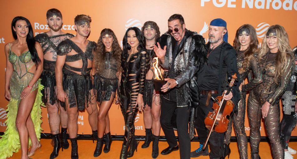 MAGIA I MUZYKA POŁĄCZYŁY SIŁY – JUSTYNA STECZKOWSKA LEWITUJĄCA NA PGE NARODOWYM DZIĘKI MARCINOWI MUSZYŃSKIEMU