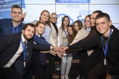 Smartfon w dłoni i… pogłębiające się kryzysy. Co dorośli przestali zauważać u dzieci?