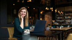 Nie swipowanie, a selekcja. Dlaczego wymagający single wracają do matchmakingu?